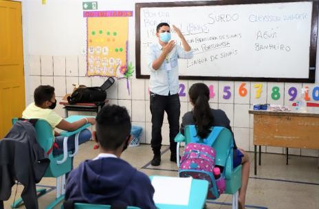 Alunos começam a ter aula de Libras na rede municipal de Araguaína