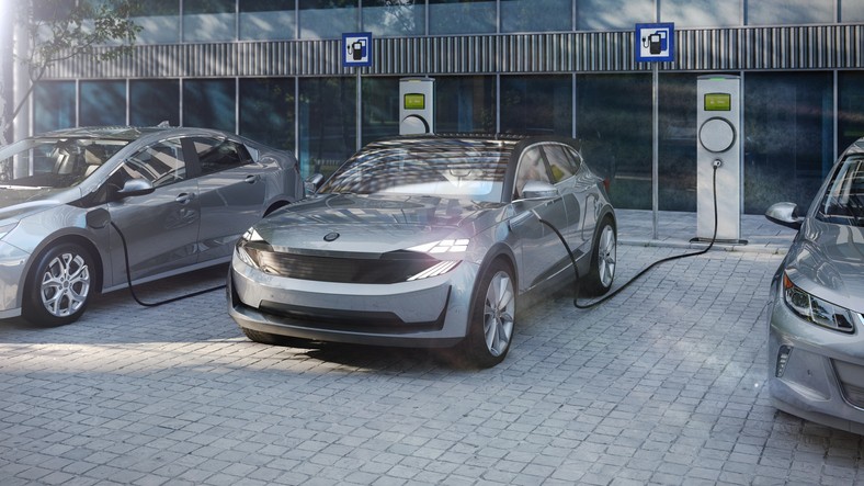electric suv of the future charging electricity with public charger (Foto: Getty Images/iStockphoto)