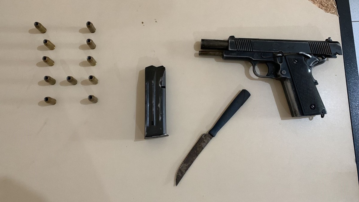 Homem é preso com arma em punho e pronta para atirar em Montes Claros