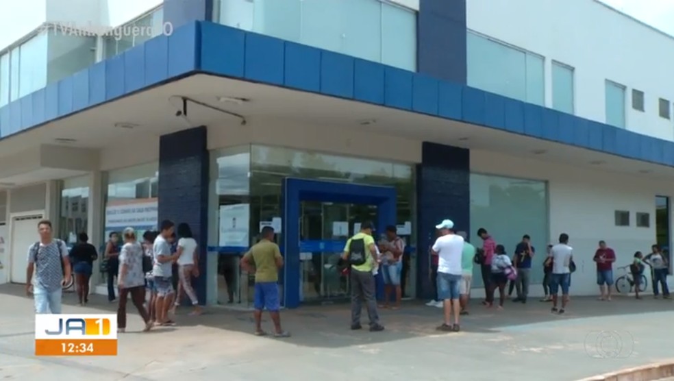 Fila em agência da Caixa em Palmas — Foto: Reprodução/TV Anhanguera