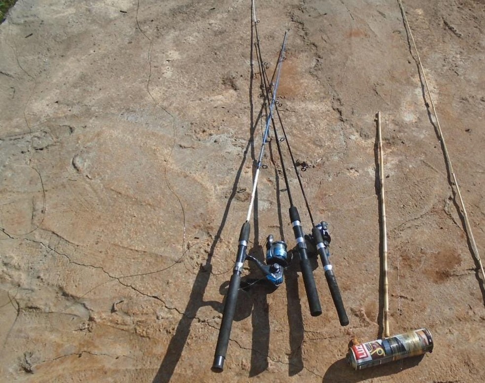 Policiais apreenderam objetos para pesca ilegal em MS — Foto: PMA/Divulgação