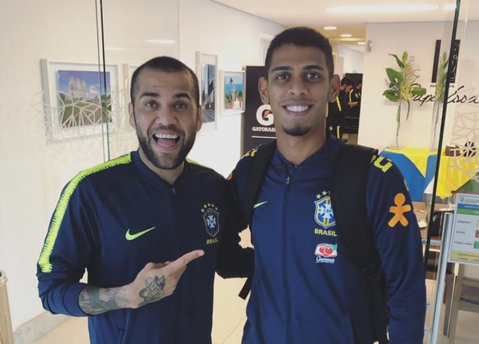 &Iacute;talo com o &iacute;dolo Dani Alves durante substitui&ccedil;&atilde;o a Filipe Lu&iacute;s em treino da Sele&ccedil;&atilde;o &mdash; Foto: Arquivo Pessoal