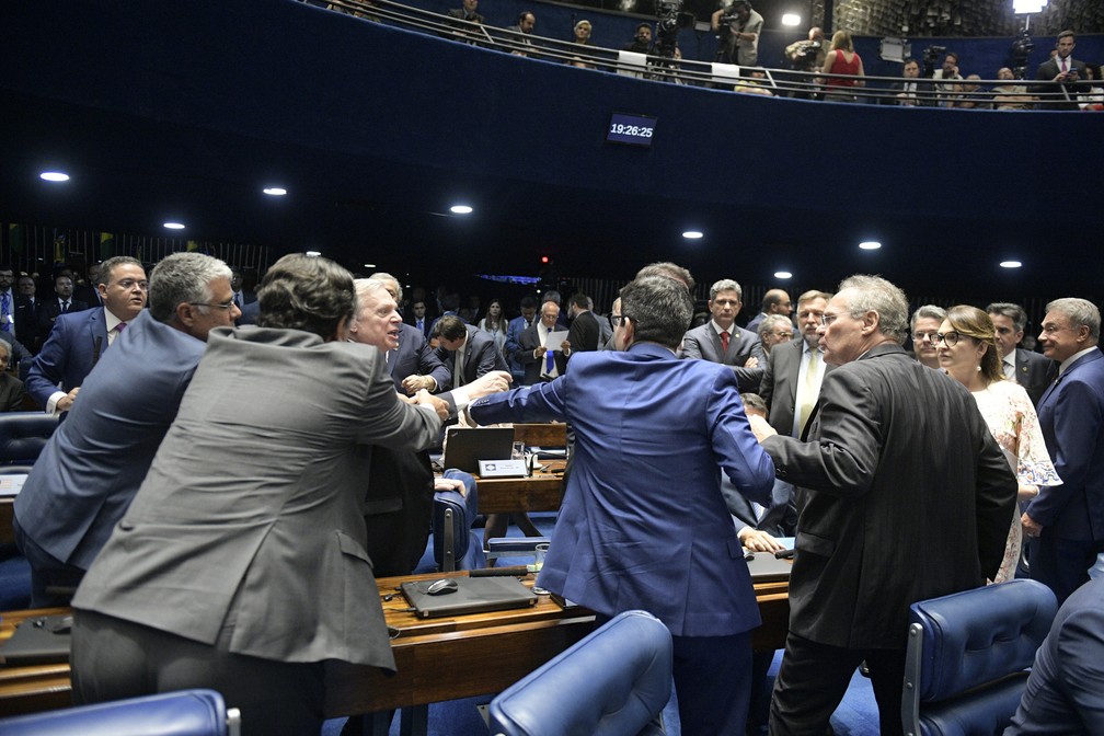 Os senadores Tasso Jereissati (PSDB-CE) e Renan Calheiros (MDB-AL) tiveram que ser separados por colegas durante discussÃ£o no plenÃ¡rio do Senado â Foto: Pedro FranÃ§a/AgÃªncia Senado