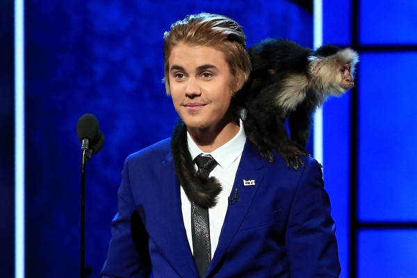 Justin Bieber e seu macaco Maly (Foto: Getty Images)