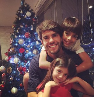O jogador Kaká e os filhos