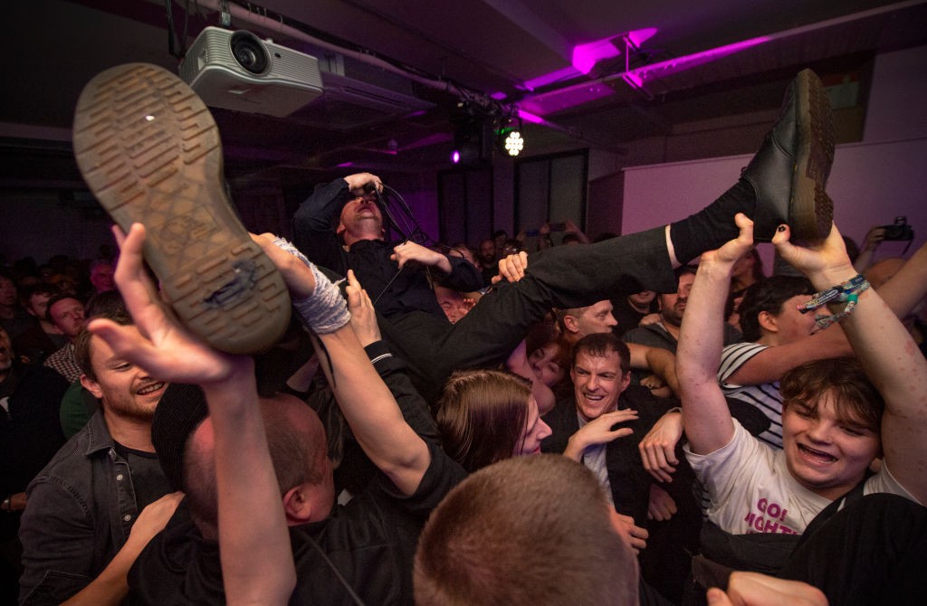MANCHESTER, ENGLAND - OCTOBER 18: The Murder Capital lead singer James McGovern crowd surfs as they perform at the Pink Room in Yes on October 18, 2019 in Manchester, United Kingdom. (Photo by Visionhaus) (Foto: Visionhaus)