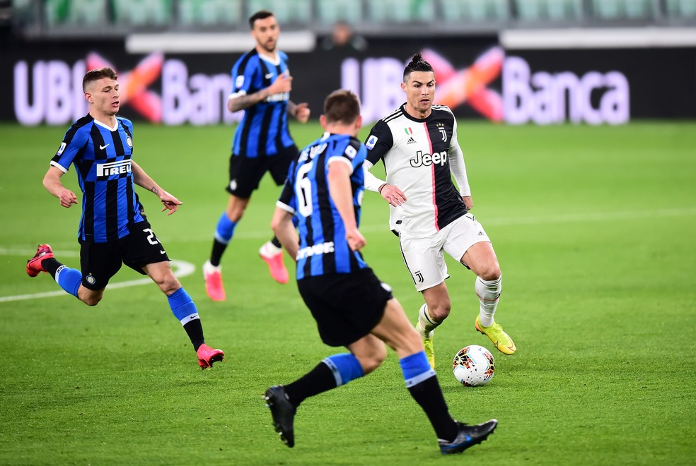 Cristiano Ronaldo marcado no clássico Juventus x Internazionale: caminho difícil na Itália — Foto: Reuters