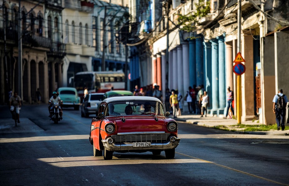 Sem diesel para ônibus, Cuba põe carros de órgãos públicos para transportar passageiros