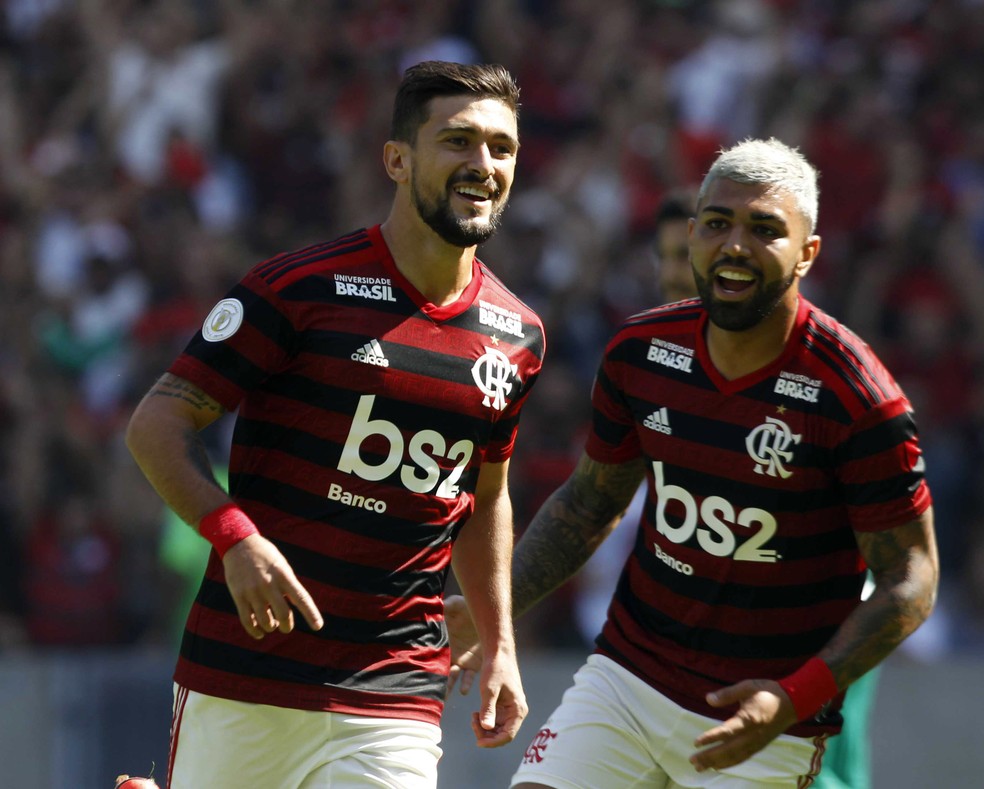 Arrascaeta e Gabigol comemoram gol do Flamengo  &mdash; Foto: Andr&eacute; Dur&atilde;o