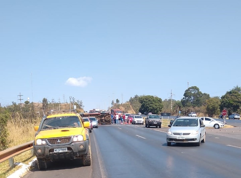 Ambulância do Samu capota em rodovia na BR-020, em Brasília — Foto: Arquivo pessoal