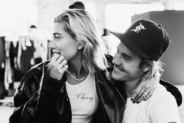 O cantor Justin Bieber com sua noiva, a modelo Hailey Baldwin, e o anel de noivado dado por ele (Foto: Instagram)