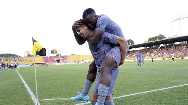 Arias e Nonato comemoram gol do Fluminense