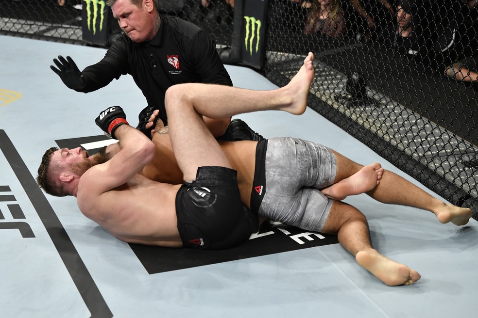 Gerald Meerschaert encaixa mata-leão em Deron Winn — Foto: Getty Images