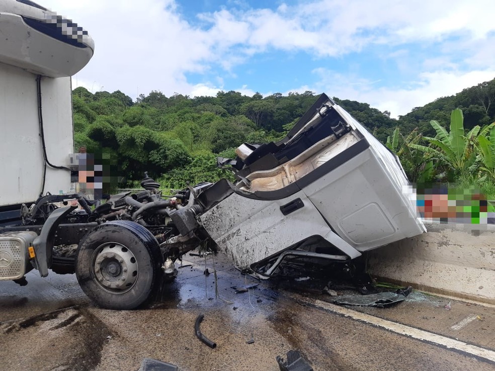 Caminhão colidiu com mureta na BR-101, no Grande Recife — Foto: Polícia Rodoviária Federal/Divulgação