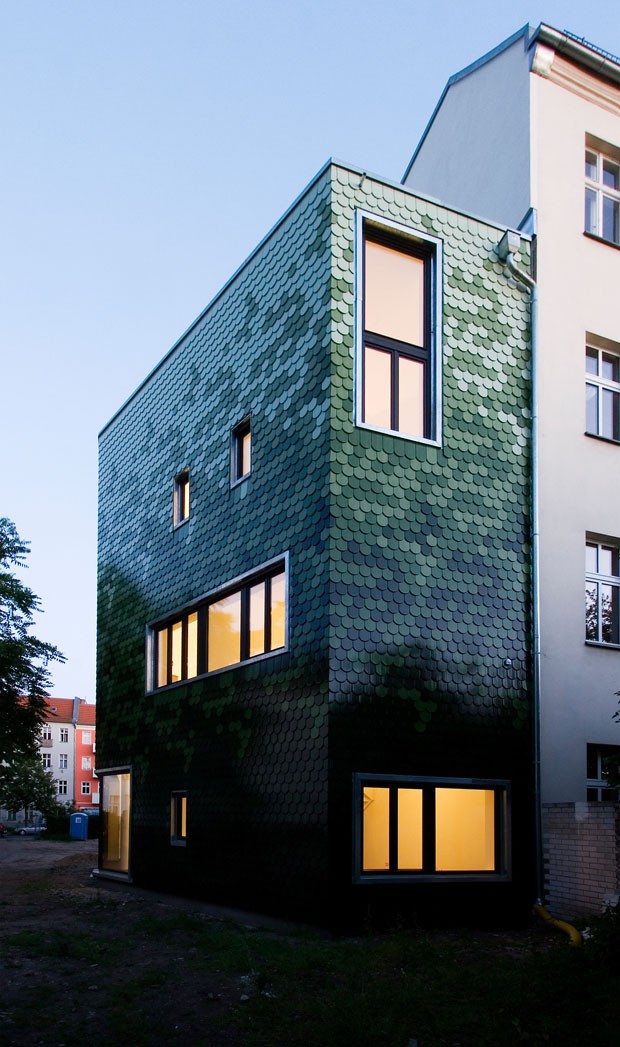 Degradê de telhas verdes cria efeito de pixel na fachada da casa (Foto: Divulgação)
