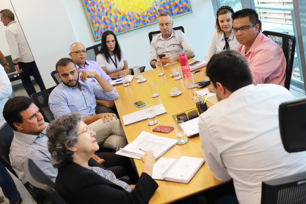Reunião entre deputados da Câmara Legislativa do DF para discutir como resolver o problema da nova tarifa de ônibus — Foto: Bianca Lima