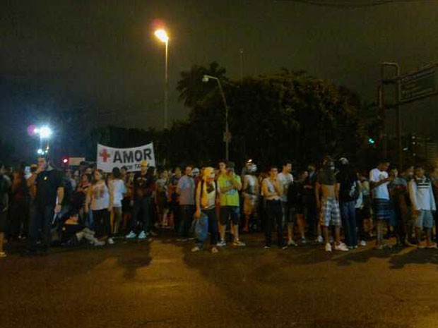 Grupo interditou cruzamento das avenidas Agamenon Magalhães e Conde da Boa Vista (Foto: Luna Markman/G1)