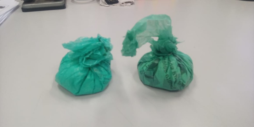 Segundo a polícia suspeito estava com duas grandes porções de cocaína — Foto: Polícia Civil/ Divulgação