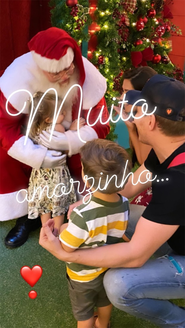 Melinda e Teodoro conhecem o Papai Noel (Foto: Reprodução / Instagram)