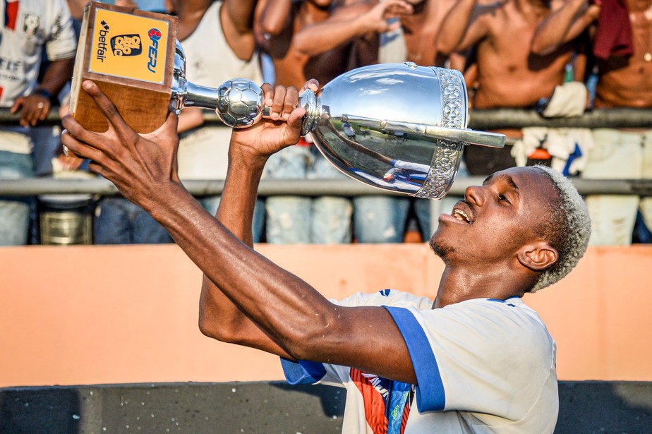 Revelado no Resende, Jeffinho ergue a taça da Taça Rio de 2022, vencida pelo clube do Sul do Estado do Rio