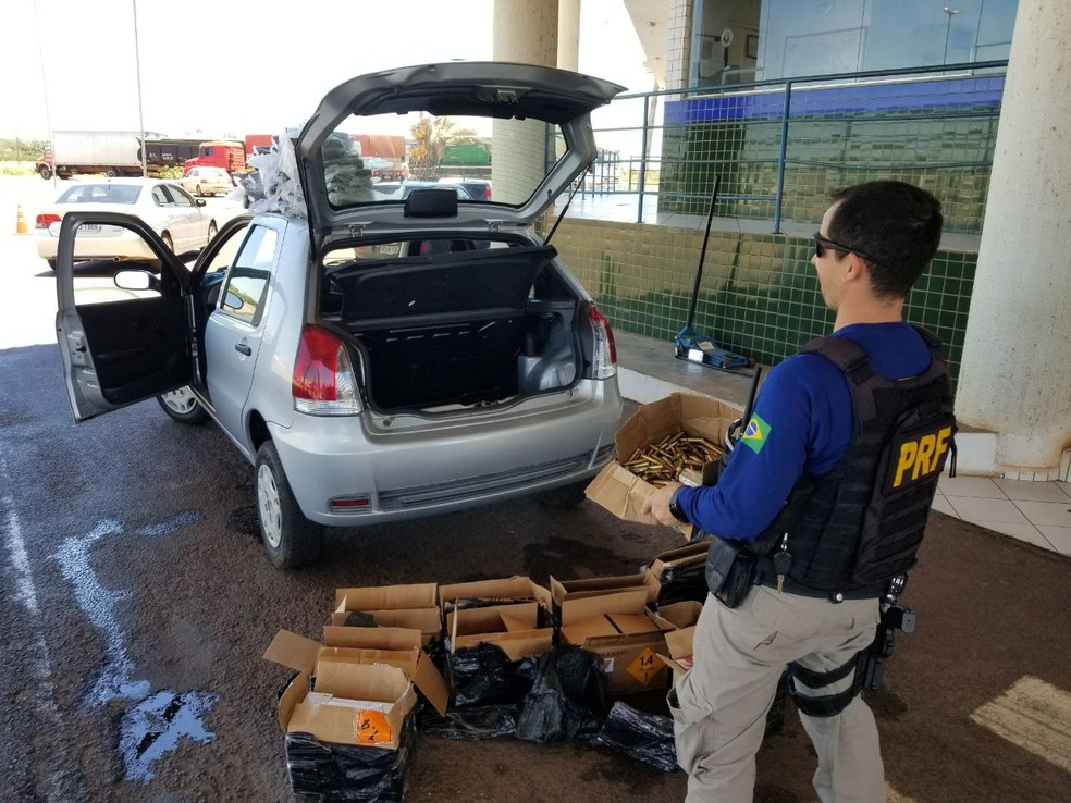 O veículo, de Curitiba, também transportava 53,5 quilos de maconha na BR-163, em Guaíra. (Foto: Polícia Rodoviária Federal/Divulgação)