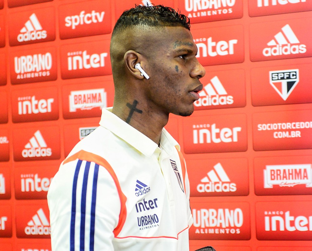 [ENQUETE]: Após posar com a camisa do Palmeiras, Arboleda deve continuar no São Paulo?