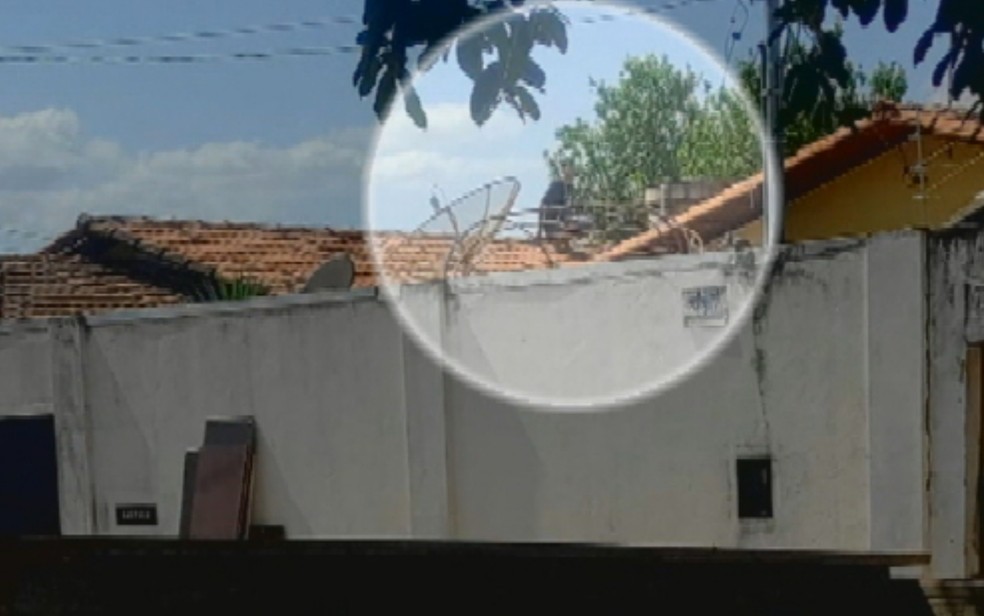 Jovem foge por teto de casa após primas serem baleadas em Catalão, Goiás — Foto: Reprodução/TV Anhanguera