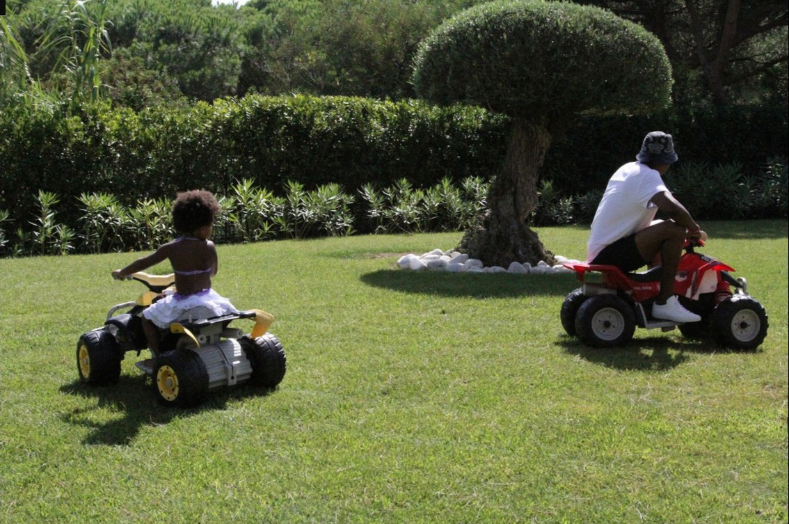 Jay-Z e Blue Ivy apostam corrida (Foto: Reprodução)
