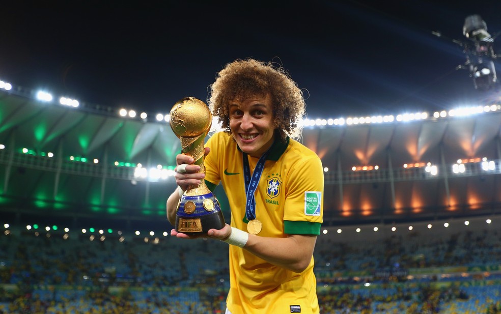 David Luiz posa com a taça da Copa das Confederações de 2013: consagração no Maracanã — Foto: Getty Images