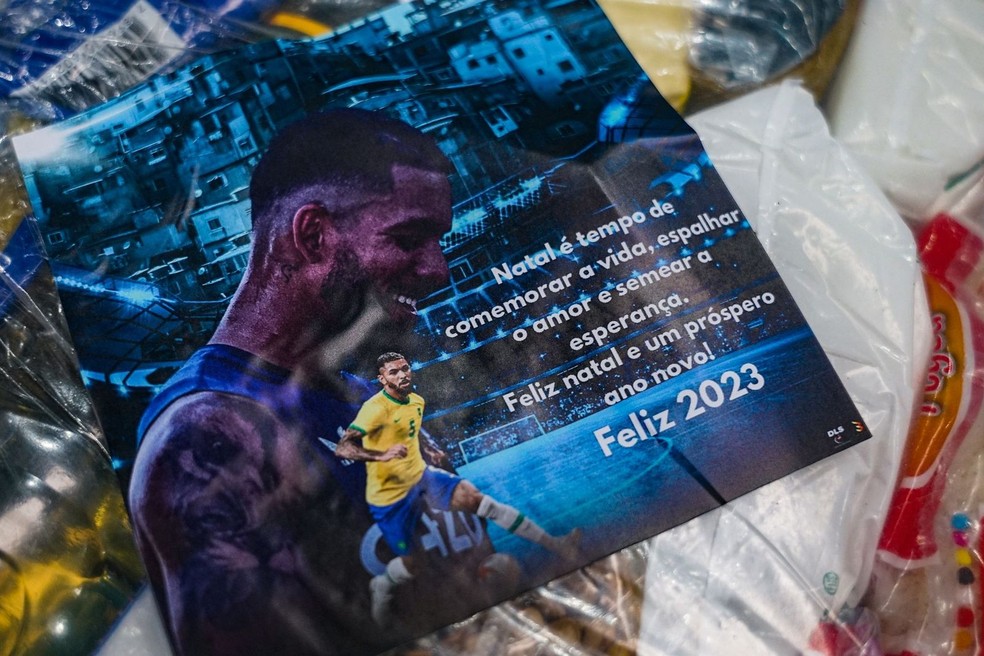 Ex-Vasco, volante Douglas Luiz faz ação social em comunidade do Rio de  Janeiro | futebol | ge