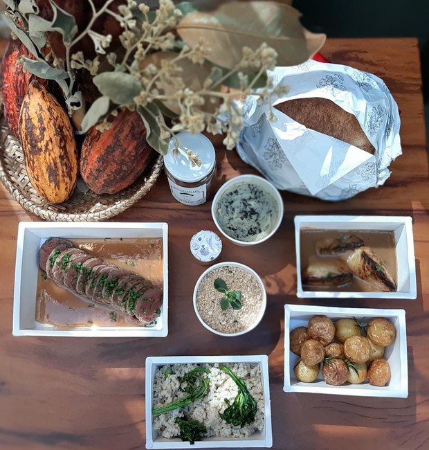 A sugestão de presente do Ema é o combo com rosbife, cebolas tostadas, batatas rústicas e arroz cateto (Foto: Divulgação)