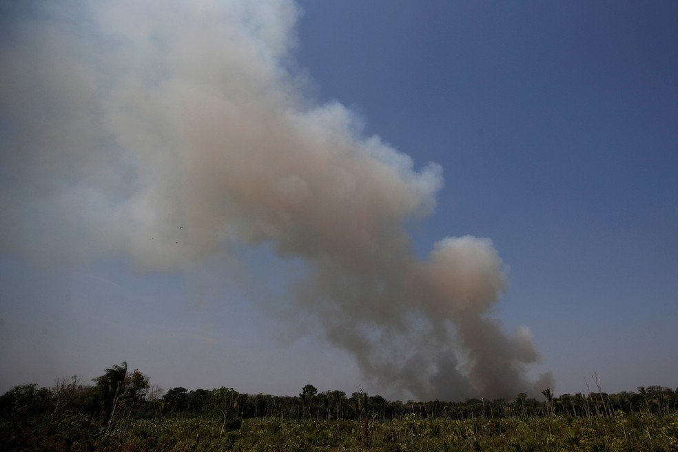 Fumaça na mata na região de Humaitá (AM) — Foto: Reuters/Ueslei Marcelino