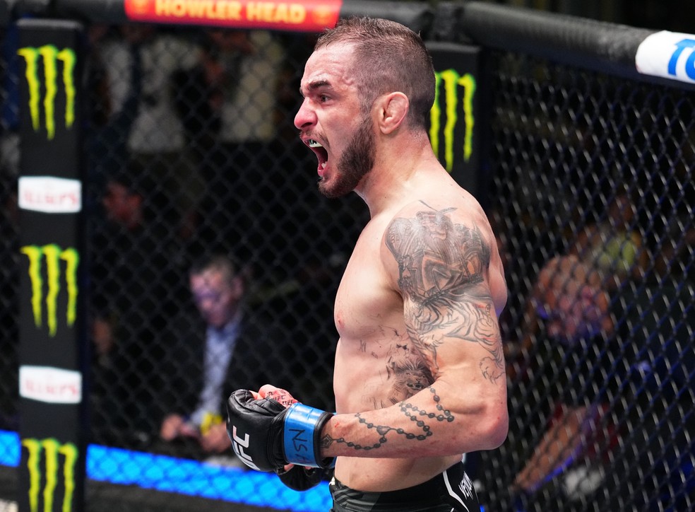 Lucas Almeida comemora a vitória por nocaute técnico em sua primeira luta no UFC — Foto: Chris Unger/Zuffa LLC