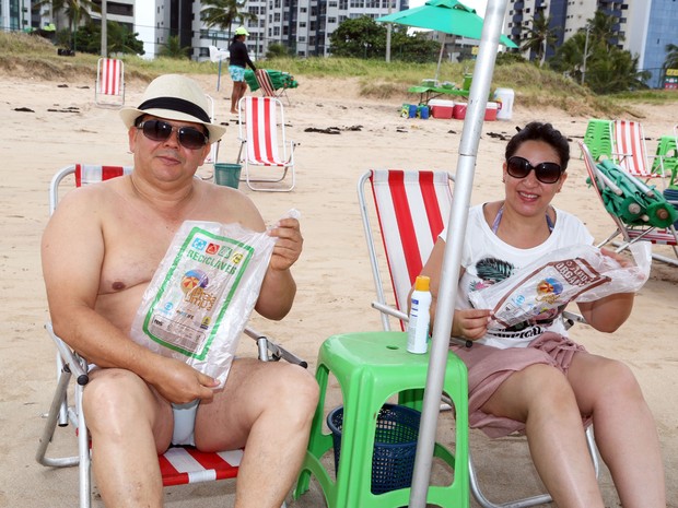 O casal Augusto Vicente da Silva e Joselita Barbosa é natural de Garanhuns e aproveita o verão para curtir a Praia de Boa Viagem (Foto: Ivaldo Bezerra / Lumen)