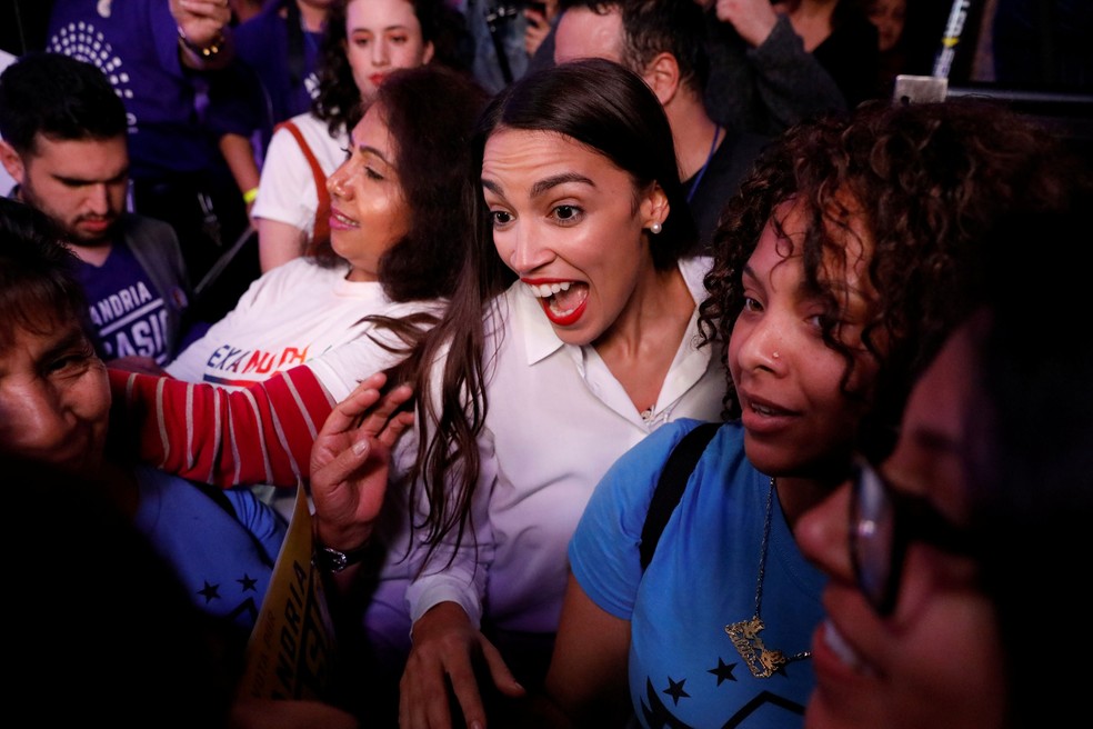 Candidata democrata ao Congresso, Alexandria Ocasio-Cortez, cumprimenta apoiadores na festa após sua eleição na cidade de Nova York (EUA), na noite de terça-feira (6) — Foto: Andrew Kelly/ Reuters
