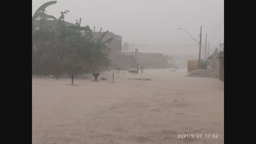 Rua Yaceaba, em Betim, ficou inundada com a chuva desta segunda-feira — Foto: Reprodução/Redes sociais