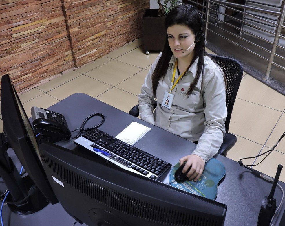 Fernanda é responsável por monitorar rodovias — Foto: CCR RodoNorte / Divulgação