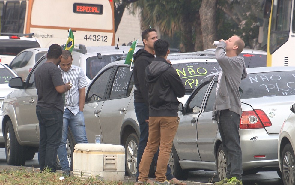 Motoristas de apps e taxistas enfileiram carros ao longo da Esplanada dos Ministérios em dia de votação do PL nº 28/2017 no Senado (Foto: TV Globo/Reprodução)