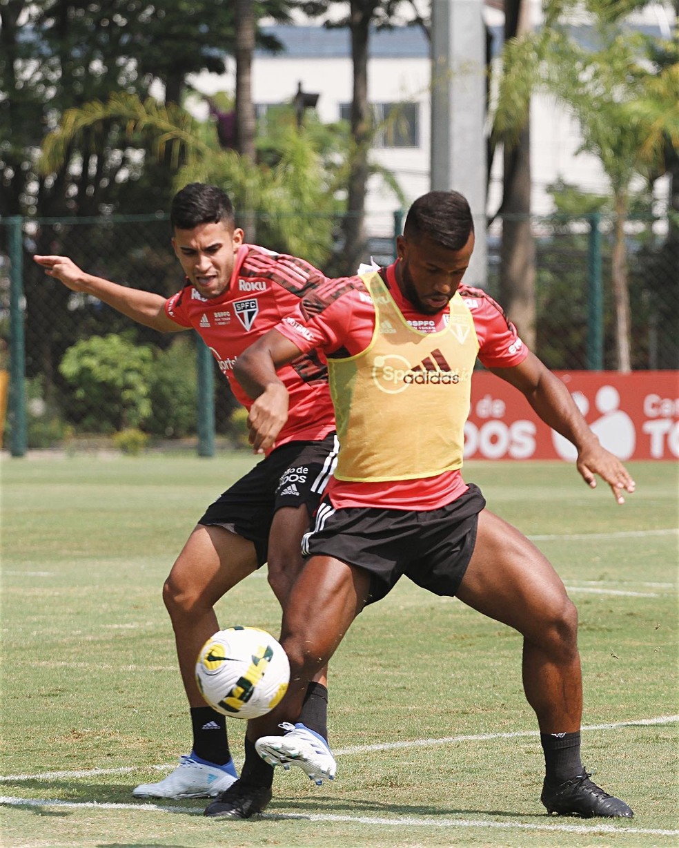 Rodrigo Nestor e Luan em treino do São Paulo — Foto: São Paulo FC