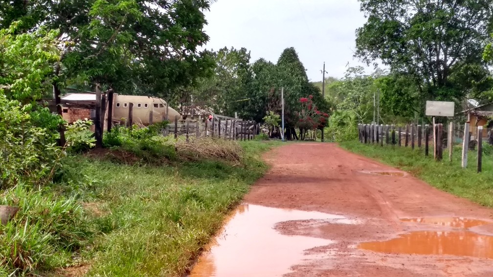 Pessoas que passam pela Estrada Areia Branca ficam admirados com a casa avião, que de longe é vista (Foto: Jheniffer Núbia / G1) Pessoas que passam pela Estrada Areia Branca ficam admirados com a casa avião, que de longe é vista (Foto: Jheniffer Núbia / G1)