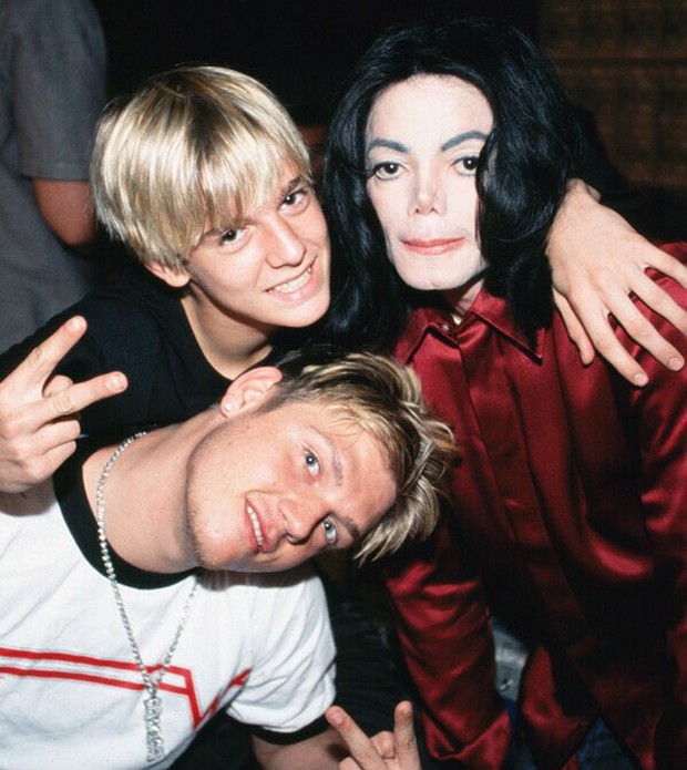 Nick Carter, Aaron Carter e Michael Jackson em 2004 (Foto: Reprodução)
