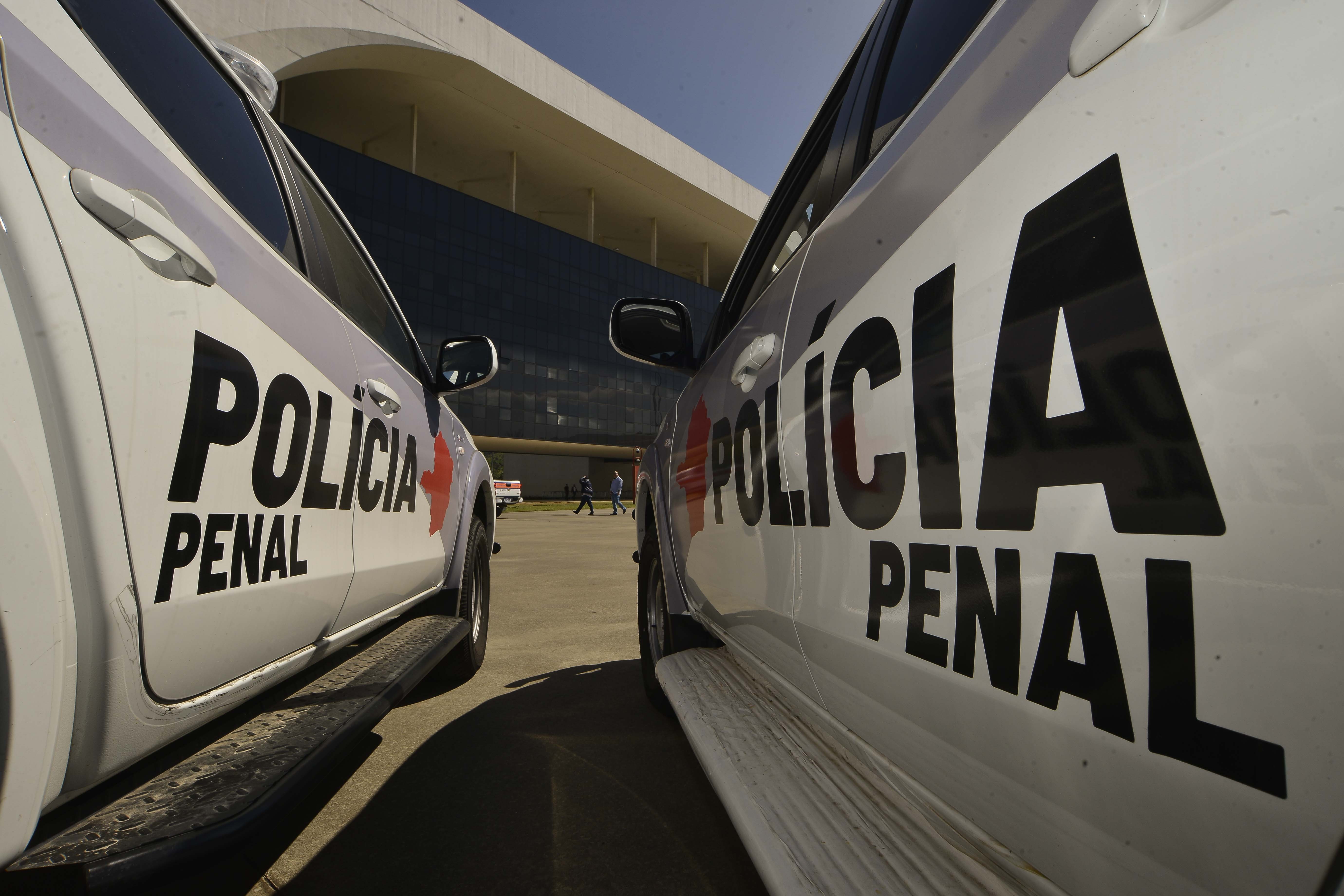 Uberlândia, Araxá, Iturama e Patrocínio recebem 5  'viaturas-cela' para o transporte de detentos
