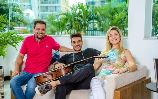 Apesar de morar sozinho, Lucas Lucco tem sempre a companhia dos pais, o radialista Paulo Roberto de Oliveira, 47, e a mãe, a dona de casa Karina de Oliveira, 40