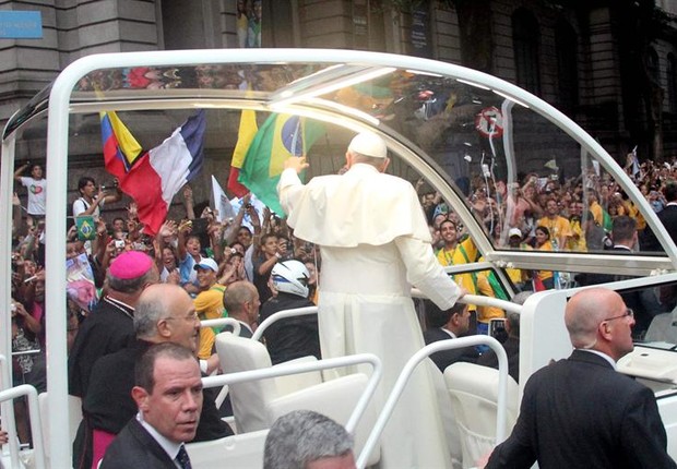 Papa Francisco percorre as ruas do Rio no papamóvel, depois de trafegar com um Fiat Idea branco (Foto: EFE)