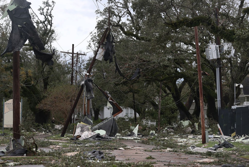 Uma rua é vista coberta de destroços e linhas de energia derrubadas depois que o furacão Laura passou pela área em 27 de agosto de 2020 em Lake Charles, Louisiana. O furacão atingiu com fortes ventos causando grandes danos à cidade. (Foto: Getty Images)