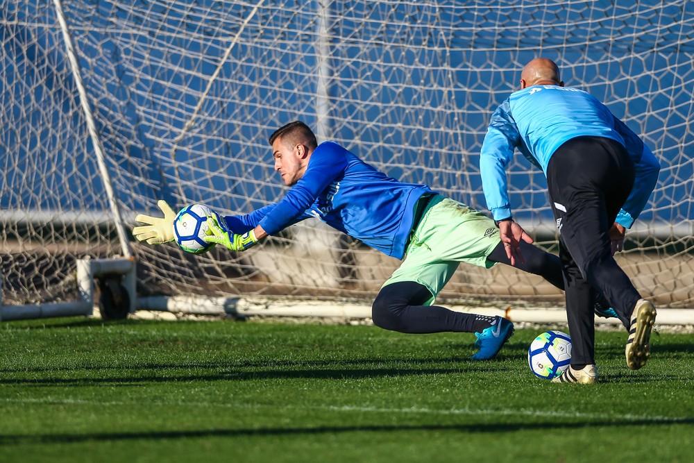 Preparador do Grêmio fala sobre saída de Grohe, chance de Paulo Victor e busca por goleiro