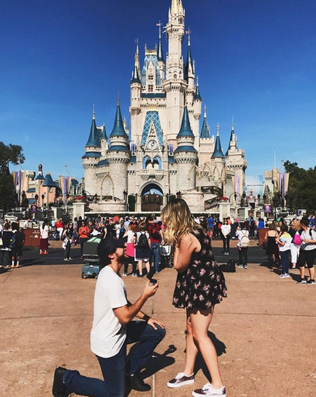 Guilherme Santos de Oliveira pede Niina Secrets em casamento na Disney (Foto: Reprodução/Instagram)