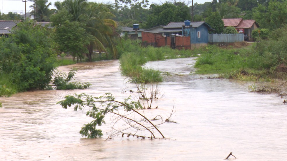 Igarapé 2 de Abril transbordou por causa da chuva (Foto: Daniel Luciano/Rede Amazônica)