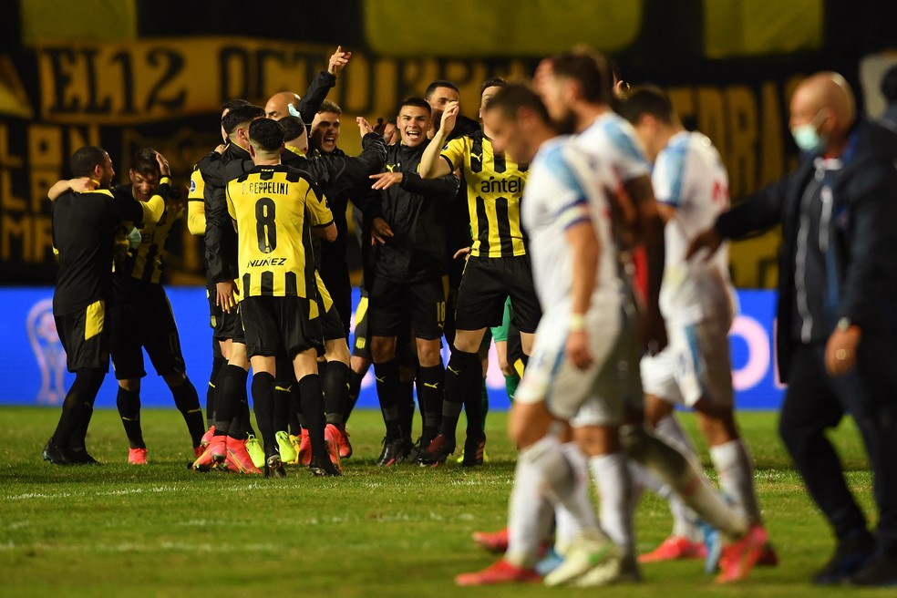 Jogadores do Pe&Atilde;&plusmn;arol vibram com classifica&Atilde;&sect;&Atilde;&pound;o conquistada diante do rival Nacional na Sul-Americana &acirc; Foto: Pablo Porciuncula/AFP