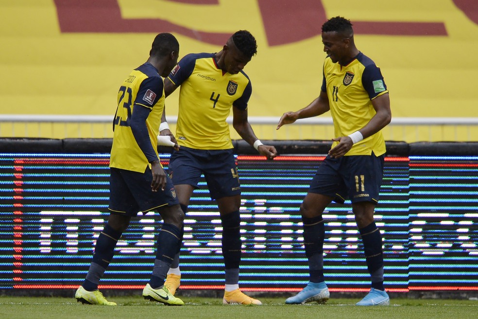 Na goleada do Equador sobre a Colômbia, seis jogadores equatorianos já haviam sido afastados por Covid-19 — Foto: Rodrigo Buendia-Pool/Getty Images